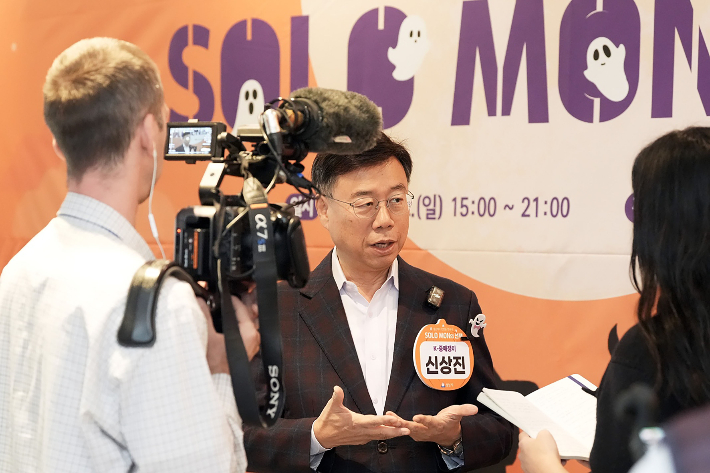 신상진 성남시장이 '솔로몬의 선택' 행사를 취재 나온 영국 일간지 '더 가디언'과 인터뷰 중이다. 성남시 제공