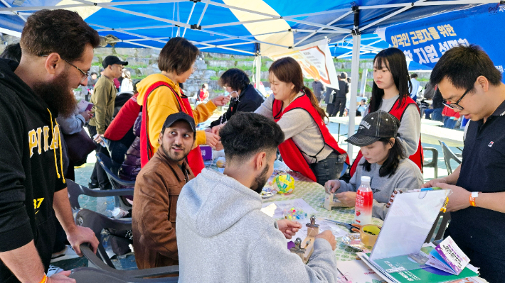 춘해보건대학교 한국어교육센터는 11월 2일 경남 양산시에서 열린 '외국인과 함께하는 락(樂) 페스티벌과 다문화 음식여행' 행사 현장에서 외국인 근로자를 대상으로 진로·진학 설명회를 가졌다. 춘해보건대 제공