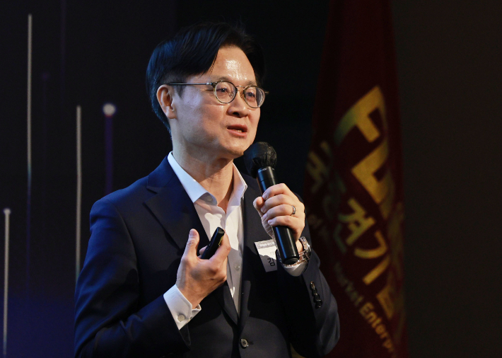 김정관 산업통상부 장관이 3일 서울 그랜드하얏트호텔에서 열린  제190회 중견기업 CEO 오찬 강연회에서 강연하고 있다. 연합뉴스