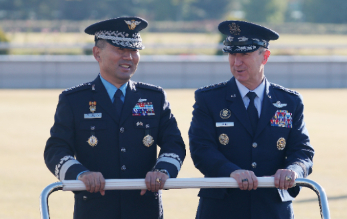 진영승 합참의장(왼쪽)과 존 대니얼 케인 미국 합참의장이 3일 용산구 국방부 연병장에서 열린 한미 군사위원회 회의(MCM) 환영 의장행사에서 의장대를 사열하고 있다. 연합뉴스