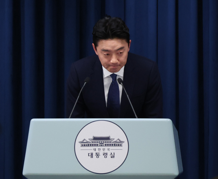 강훈식 대통령비서실장이 3일 용산 대통령실 기자회견장에서 재판중지법 관련 브리핑 후 인사하고 있다. 연합뉴스