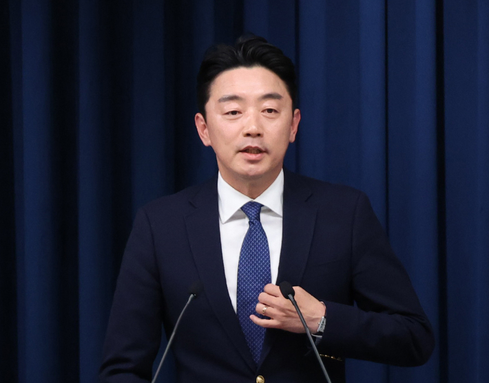 강훈식 대통령비서실장이 3일 용산 대통령실 기자회견장에서 재판중지법 관련 브리핑을 하고 있다. 연합뉴스