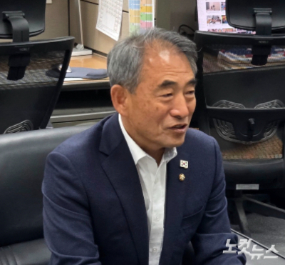 윤준병 민주당 전북도당위원장 당선인이 3일 전북도의회 기자간담회에서 질문에 답하고 있다. 최명국 기자