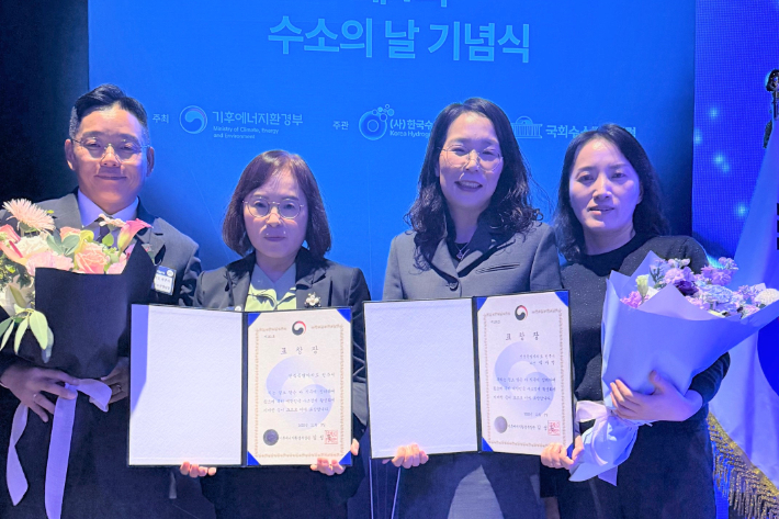 3일 서울 더플라자호텔에서 열린 '제4회 수소의 날 기념식'에서 백미영 버스정책과장(오른쪽에서 두 번째)이 기후에너지환경부 장관 표창을 수상했다. 전주시 제공