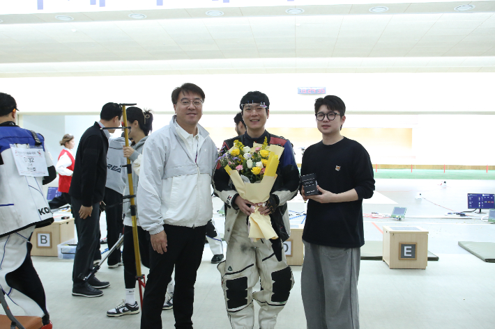 왼쪽부터 이현태 코치와 김상도, 박하준. KT 사격단 제공