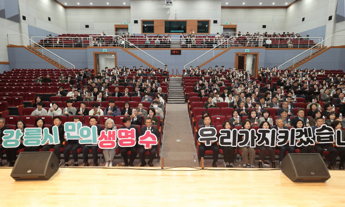 강릉시는 3일 시청 2층 대강당에서 11월 월례조회에서 가뭄극복에 기여한 유공자 포상과 함께 앞으로 철저한 물관리와 재난 대응 의지를 다짐하는 시간을 가졌다. 강릉시 제공