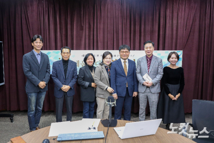 창평교회 장상욱 목사와 성도들이 전북CBS '복음의 터전 세우기' 모금에 동참하기 위해 헌금을 전달하고 있다. 최화랑 기자