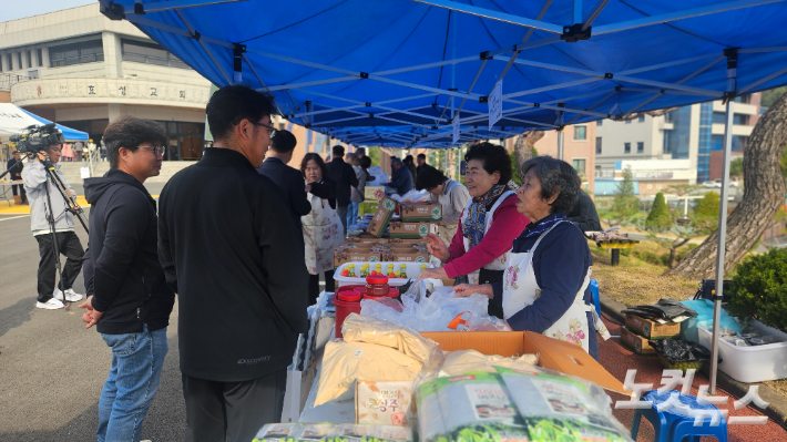 도시교회와 농어촌교회가 함께 성장하는 '서울노회, 충주노회 농산물 직거래장터'가 지난 달 30일 충북 충주시 응골1길에 위치한 효성교회(김광수 목사)에서 열렸다. 예장 통합 서울노회 목회자들이 직접 충주를 찾아 농산물을 구매하고, 농촌교회 목회자들을 격려하는 시간을 가졌다. 송주열 기자
