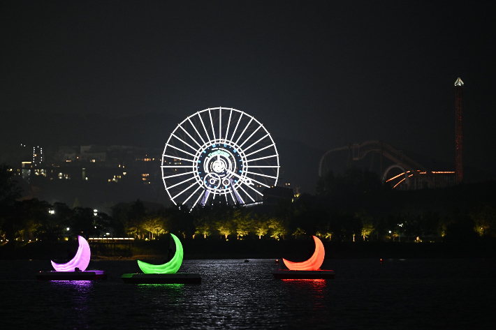 보문호수에 떠 있는 신라의 달. 경북문화관광공사 제공