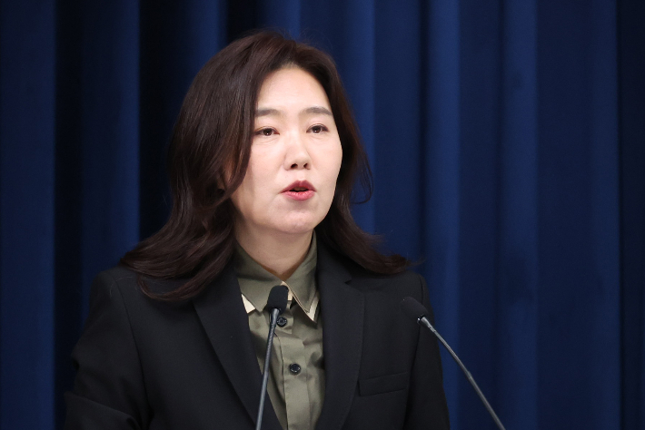강유정 대변인이 3일 용산 대통령실 기자회견장에서 경제사회노동위원회 위원장 등 인사 관련 브리핑을 하고 있다. 연합뉴스