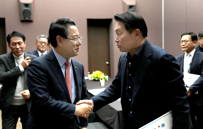 김영록 전라남도지사가 3일 서울 코엑스 오픈미팅룸에서 최태원 SK그룹 회장과 인사를 나누고 있다. 전라남도 제공