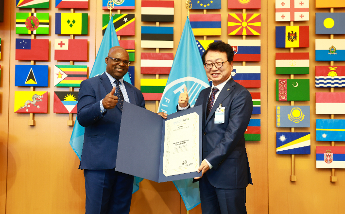 이탈리아 로마 FAO 본부에서 열린 인증서 수여식에서 손병복 울진군수가 공식 인증서를 전달 받고 있다. 울진군 제공