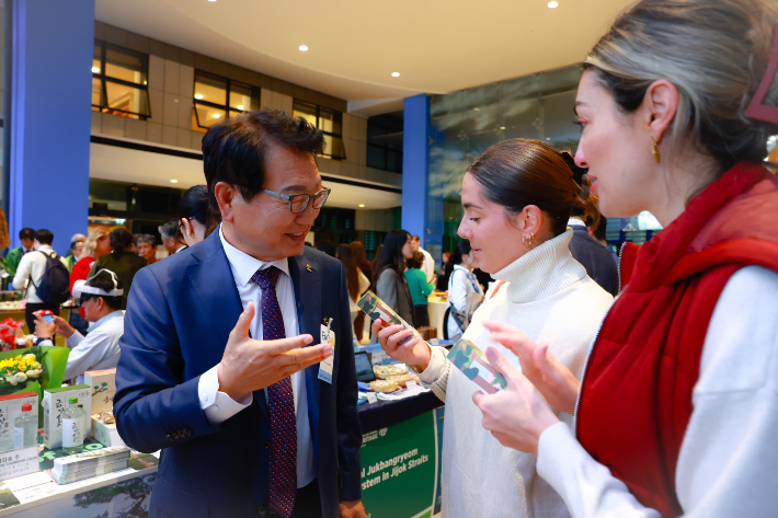 손병복 울진군수가 금강송 산지농업시스템의 우수성과 지역 농특산품을 전 세계에 알리는 전시홍보부스를 운영하고 있다. 울진군 제공