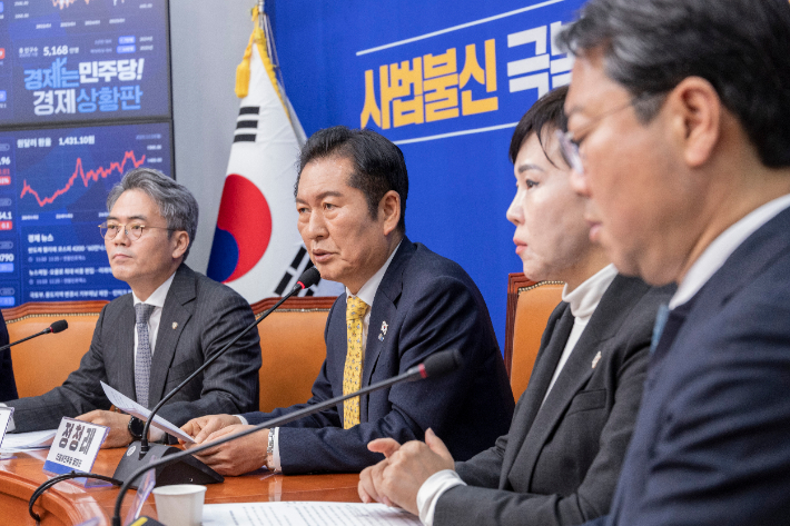 더불어민주당 정청래 대표가 3일 국회에서 열린 사법불신 극복ㆍ사법행정 정상화TF 출범식에서 발언하고 있다. 연합뉴스