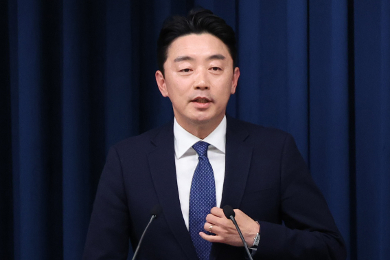 강훈식 대통령비서실장이 3일 용산 대통령실 기자회견장에서 재판중지법 관련 브리핑을 하고 있다. 연합뉴스