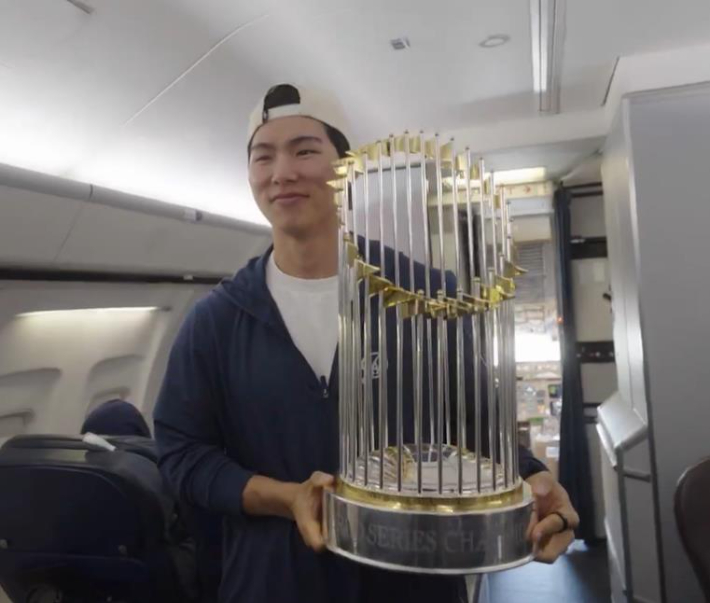 'WS 출전' 김혜성, 우승 트로피 안고 활짝… 4일 카퍼레이드