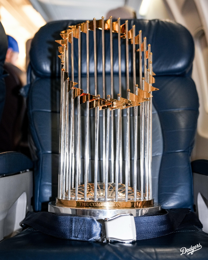 LA 향하는 전세기 한 자리 차지한 우승 트로피. 다저스 구단 소셜미디어 캡처