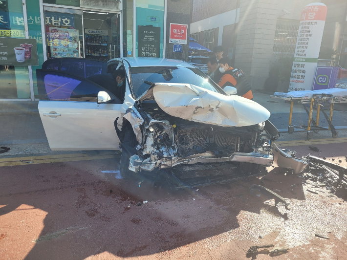 사고 차량에서 대응 중인 소방 대원들. 전북소방본부 제공