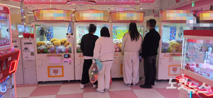 인형뽑기를 즐기고 있는 사람들. 임성민 기자