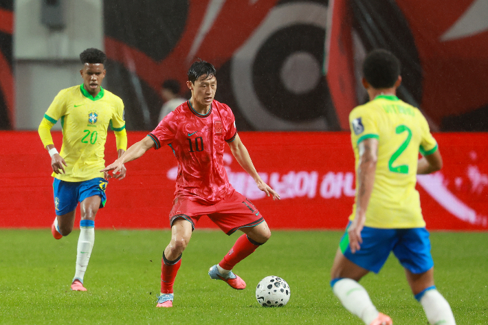 지난달 10일 서울 마포구 서울월드컵경기장에서 열린 한국과 브라질 축구 대표팀의 친선경기. 이재성이 드리블하고 있다. 연합뉴스