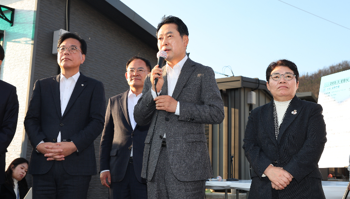 국민의힘 장동혁 대표가 3일 경북 안동시 일직면 조탑리 산불 이재민 임시주택을 방문해 발언하고 있다. 연합뉴스