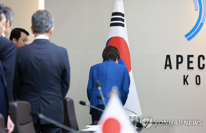 (경주=연합뉴스) 김도훈 기자 = 다카이치 사나에 일본 총리가 30일 경북 경주 APEC 정상회의장에서 열린 이재명 대통령과의 한일 정상회담에서 기념촬영 후 자리로 향하기 전 태극기에 예를 표하고 있다. 2025.10.30 [대통령실통신사진기자단] superdoo82@yna.co.kr 연합뉴스