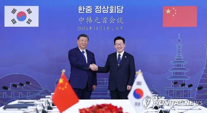 (경주=연합뉴스) 김도훈 기자 = 이재명 대통령과 시진핑 중국 국가주석이 1일 경북 국립경주박물관에서 한중 정상회담에 앞서 기념 촬영을 하고 있다. 2025.11.1 superdoo82@yna.co.kr 연합뉴스