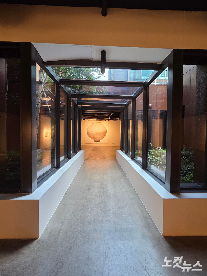 고영훈 화백의 개인전 '실재와 본질'이 서울 강남구 서울옥션에서 7일까지 열린다. 곽인숙 기자