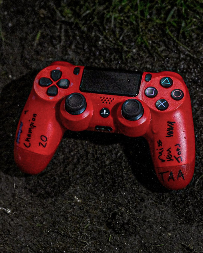 트렌트 알렉산더-아널드가 디오구 조타를 추모하면서 내려놓은 콘솔 게임기 패드. ESPN FC X