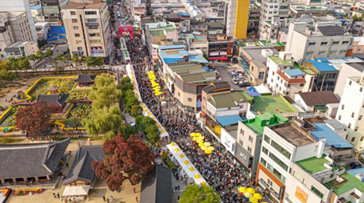 원주 원도심 도로를 가득 채운 2025원주만두축제 방문 인파. 원주시 제공