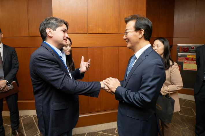 무릴루 갈디누 브라질 연방 하원 항만특별위원장과 전재수 해양수산부 장관. 해수부 제공