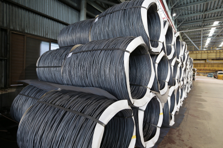 공장에 쌓인 선재제품. 자료사진