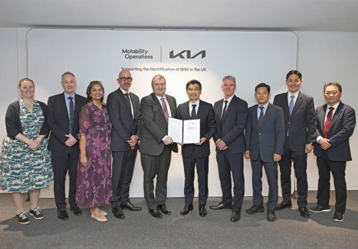 기아와 모타빌리티 관계자들이 기념 촬영을 하는 모습. 기아 제공