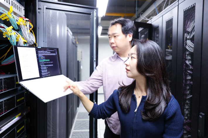 LG유플러스 제LG유플러스가 아마존웹서비스(AWS)와 손잡고 스스로 추론하는 AI를 활용해 복잡한 클라우드 네이티브 네트워크 소프트웨어를 자동으로 설치하는 기술을 개발했다. 사진은 LG유플러스 직원들이 Agentic AI를 활용해 클라우드 네이티브 네트워크 소프트웨어를 설치하는 모습. LG유플러스 제공