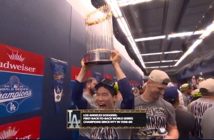 WS 우승 트로피 들고 환호하는 김혜성. FOX Sports 영상 캡처