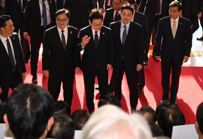 시위하는 국민의힘 의원들 앞 지나는 이 대통령. 연합뉴스