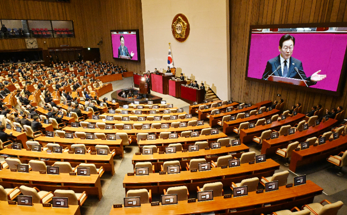 이재명 대통령이 4일 서울 여의도 국회 본회의장에서 내년도 정부 예산안에 대한 시정연설을 하고 있다. 연합뉴스
