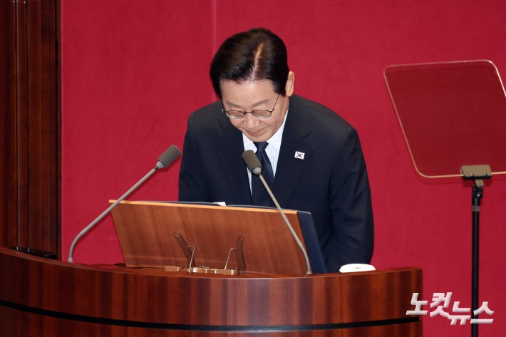 이재명 대통령이 4일 서울 여의도 국회 본회의에서 2026년도 예산안 및 기금운용계획안에 대한 정부의 시정연설에 앞서 인사를 하고 있다.