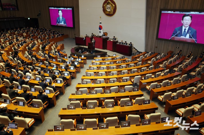 이재명 대통령이 4일 서울 여의도 국회 본회의에서 2026년도 예산안 및 기금운용계획안에 대한 정부의 시정연설을 하는 가운데 국민의힘 의원들이 불참하며 빈자리가 보이고 있다.