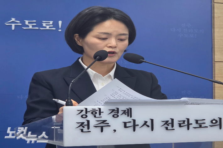 김신선 전주시보건소장이 4일 시청 브리핑룸에서 정례 브리핑을 하고 있다. 최명국 기자