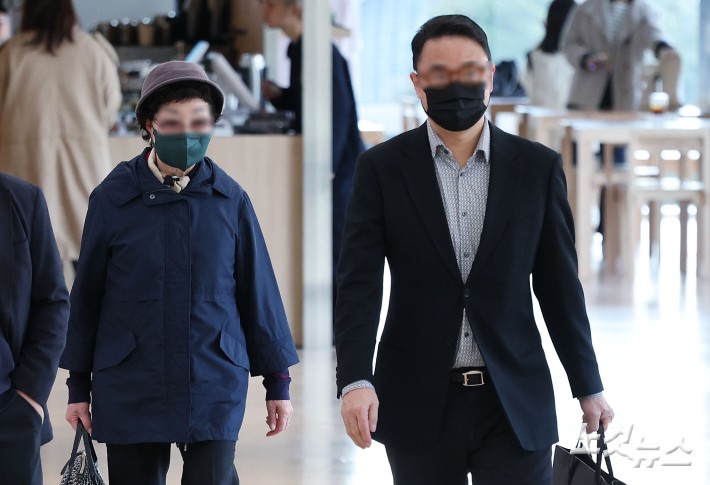 양평 공흥지구 개발 특혜 의혹과 관련해 김건희 여사의 모친 최은순 씨와 오빠 김진우 씨가 4일 서울 광화문 KT 빌딩에 마련된 김건희특검 사무실에 피의자 신분으로 출석하고 있다.