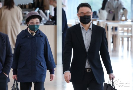 양평 공흥지구 개발 특혜 의혹과 관련해 김건희 여사의 모친 최은순 씨와 오빠 김진우 씨가 4일 서울 광화문 KT 빌딩에 마련된 김건희특검 사무실에 피의자 신분으로 출석하고 있다.