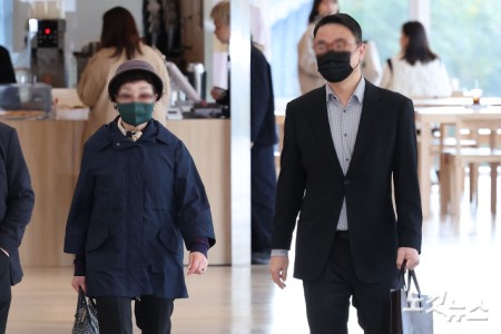 양평 공흥지구 개발 특혜 의혹과 관련해 김건희 여사의 모친 최은순 씨와 오빠 김진우 씨가 4일 서울 광화문 KT 빌딩에 마련된 김건희특검 사무실에 피의자 신분으로 출석하고 있다.