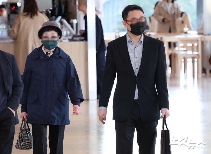 양평 공흥지구 개발 특혜 의혹과 관련해 김건희 여사의 모친 최은순 씨와 오빠 김진우 씨가 4일 서울 광화문 KT 빌딩에 마련된 김건희특검 사무실에 피의자 신분으로 출석하고 있다.