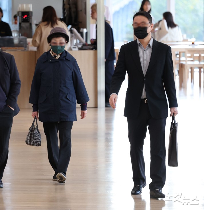 양평 공흥지구 개발 특혜 의혹과 관련해 김건희 여사의 모친 최은순 씨와 오빠 김진우 씨가 4일 서울 광화문 KT 빌딩에 마련된 김건희특검 사무실에 피의자 신분으로 출석하고 있다.