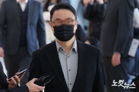 양평 공흥지구 개발 특혜 의혹과 관련해 김건희 여사의 오빠 김진우 씨가 4일 서울 광화문 KT 빌딩에 마련된 김건희특검 사무실에 피의자 신분으로 출석하고 있다.