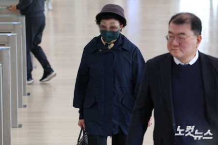 양평 공흥지구 개발 특혜 의혹과 관련해 김건희 여사의 모친 최은순 씨가 4일 서울 광화문 KT 빌딩에 마련된 김건희특검 사무실에 피의자 신분으로 출석하고 있다.
