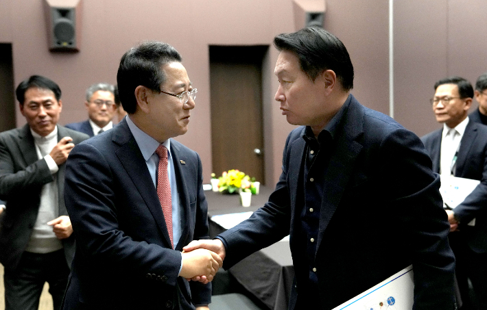 김영록 전라남도지사가 3일 서울 코엑스 오픈미팅룸에서 최태원 SK그룹 회장과 인사를 나누고 있다. 전라남도 제공