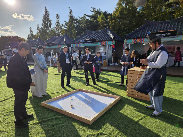 한수원 봉사단이 경주에서 열린 2025 APEC에서 봉사활동을 펼치고 있다. 한수원 제공