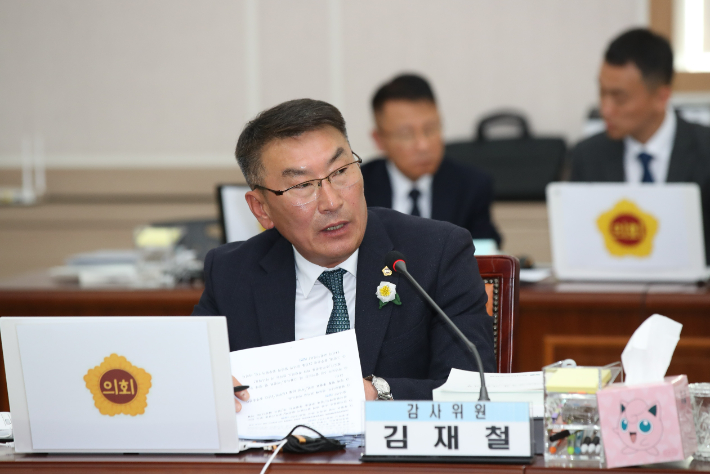 전남도의회 김재철 의원(더불어민주당·보성 1)은 지난 3일, 전남도교육청 행정사무감사에서 심각한 전남교육청 교원 및 일반직 공무원의 음주운전과 비위 문제를 빠져 물었다. 전남도의회 제공